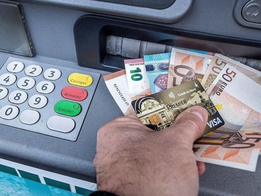 Почти половина случаев мошенничества с банковскими картами происходит в режиме онлайн 