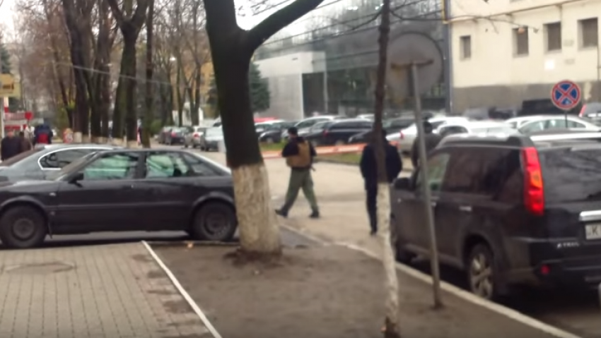 Дом Плахотнюка охраняет полиция и вооруженные люди 