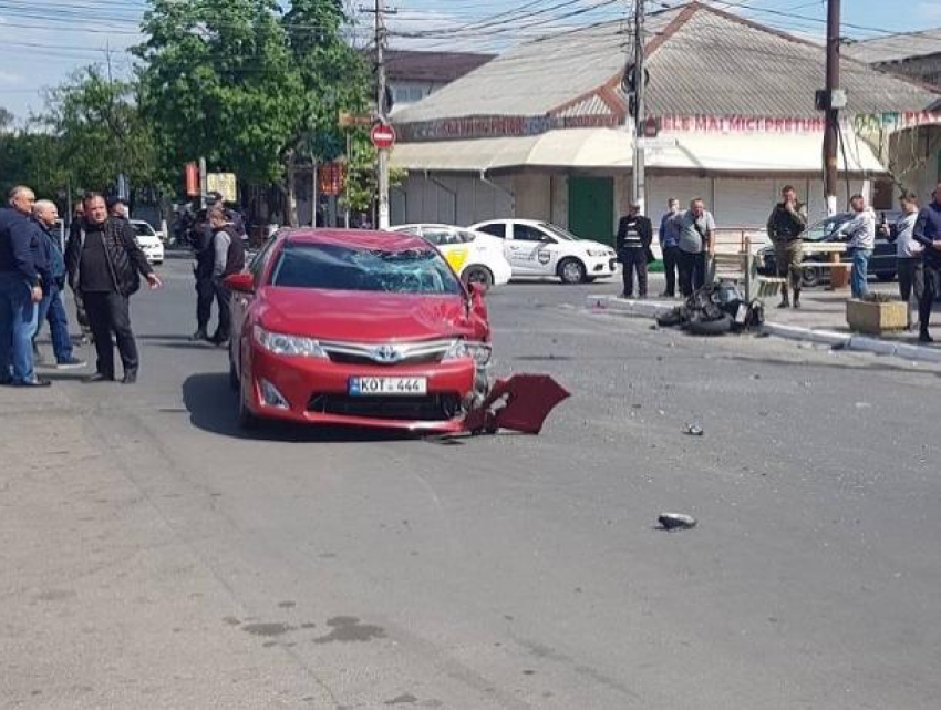 Мотоциклист получил серьезные травмы после столкновения с автомобилем возле Центрального рынка Кишинева