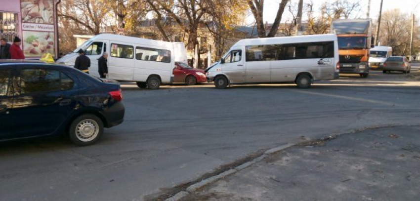 Авария на Чеканах: столкнулись два маршрутных автобуса