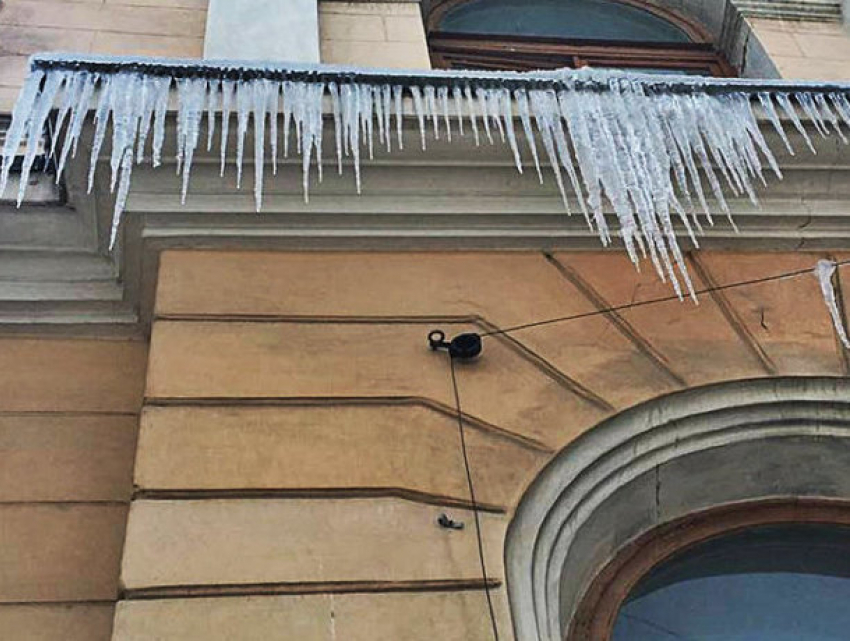 Метровые сосульки-убийцы свисли с крыш зданий в Кишиневе в результате перепада температур 
