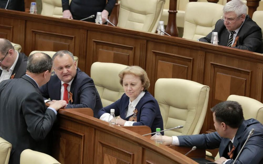 Депутаты ПСРМ пришли на заседание Парламента РМ с георгиевскими лентами 