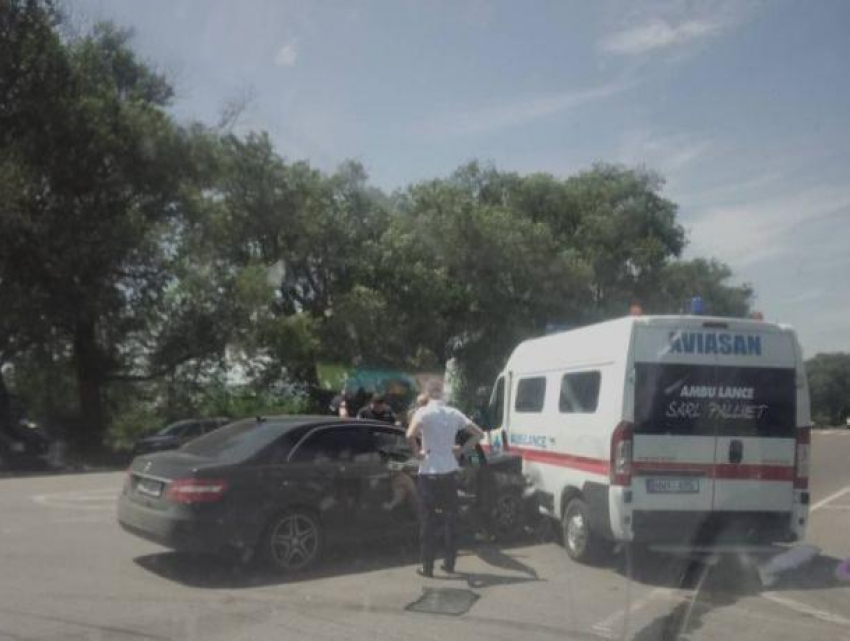 Авария в Оргеевском районе - Mercedes врезался в машину скорой помощи