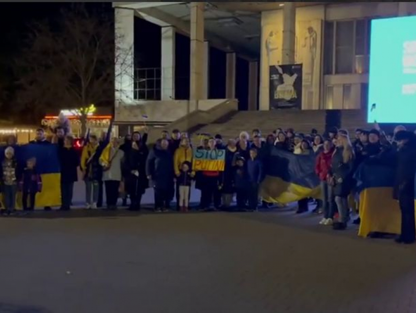 В центре Кишинева люди вышли покричать «Слава Украине!"