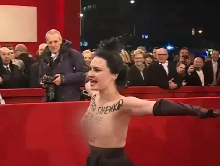 «Пошел с бала»: украинка показала Порошенко обнаженную грудь в Вене