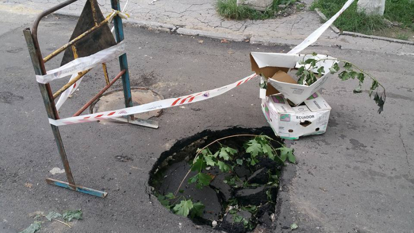 Провал асфальта на улице Армянской залатали, но он снова появился