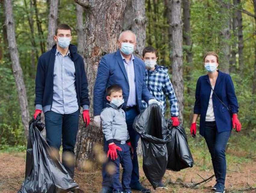 Игорь Додон с семьей приняли участие в «Большой уборке», организованной столичной примэрией 