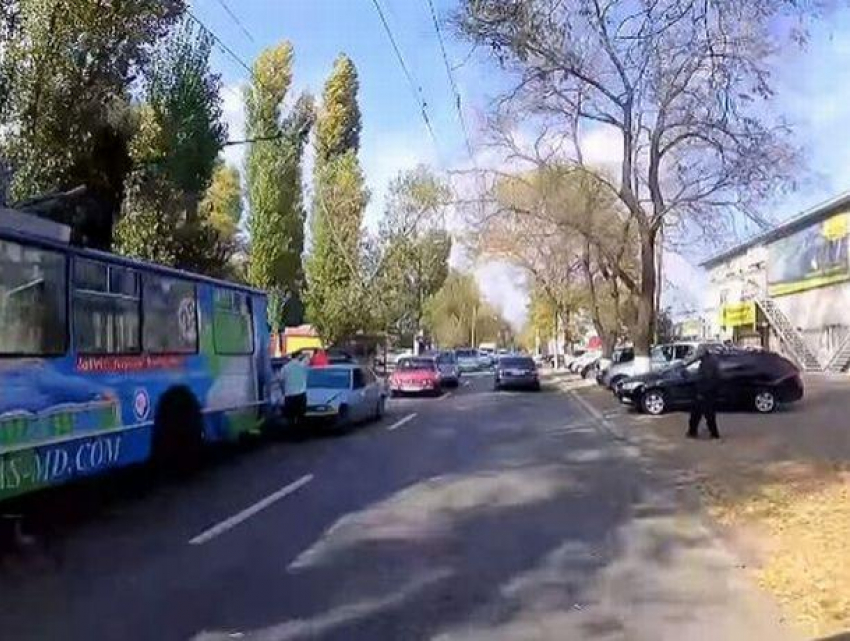 В столице произошла еще одна авария с участием троллейбуса