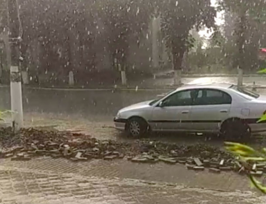 Сильный ливень обрушился на Оргеев: «потоп» сняли на видео