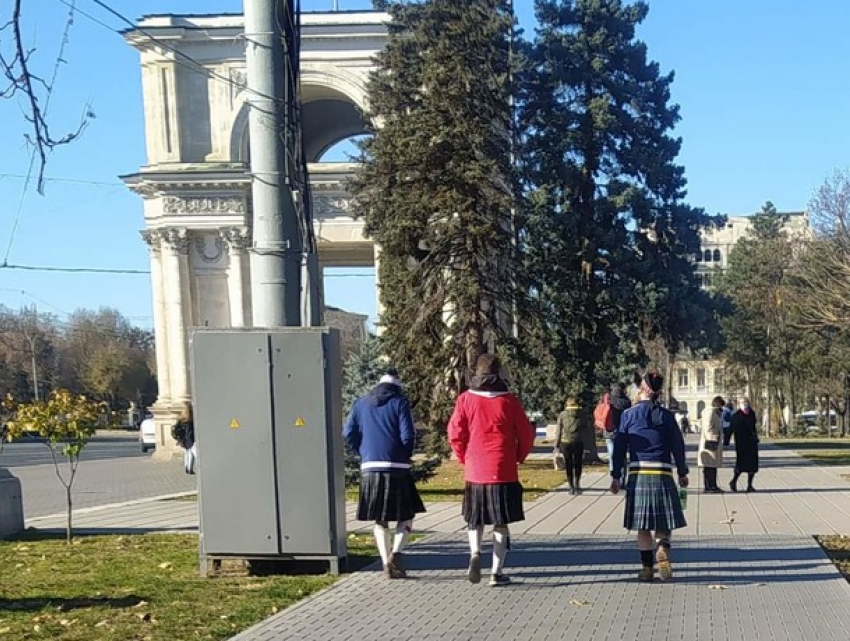 Сексуальная женщина в мини-юбке на улице