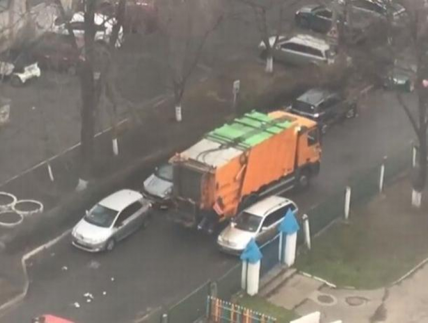 В столице представители коммунальных служб вывалили мусор на автомобиль, мешавший им проехать