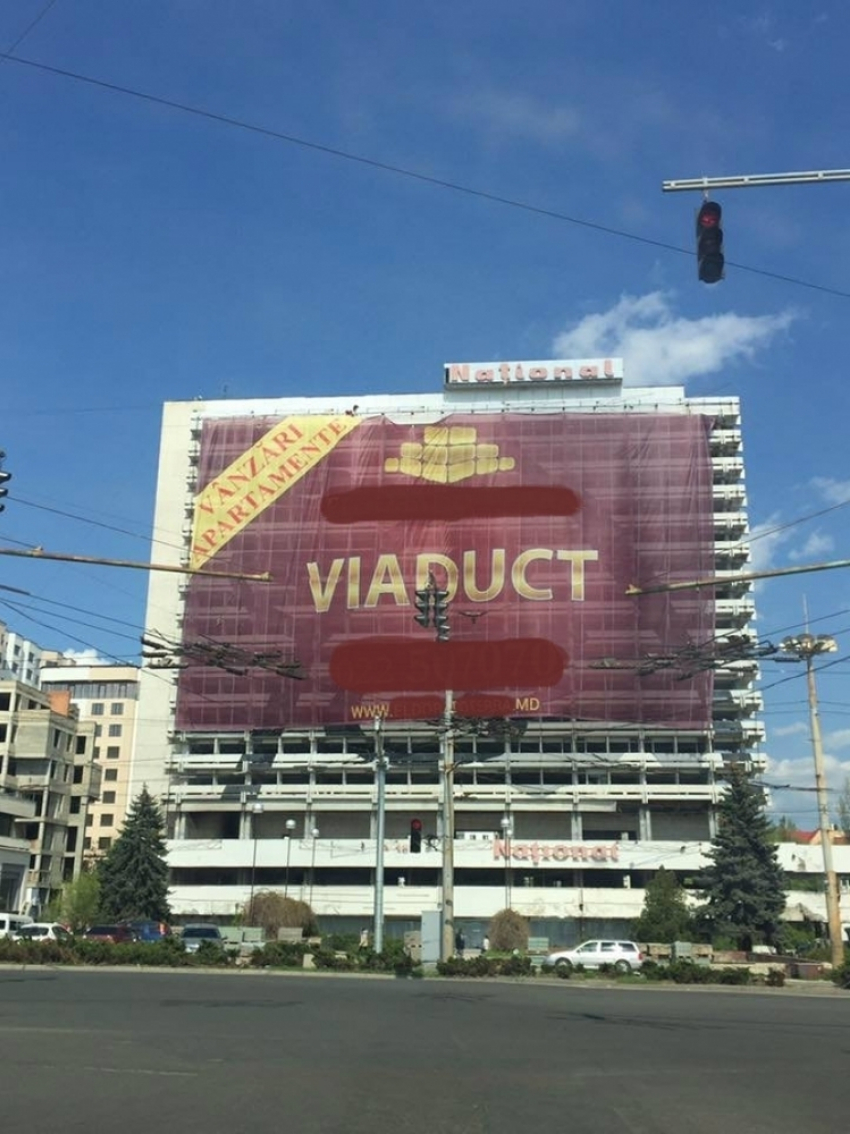 Заброшенное здание гостиницы Național «украсил» гигантский рекламный баннер