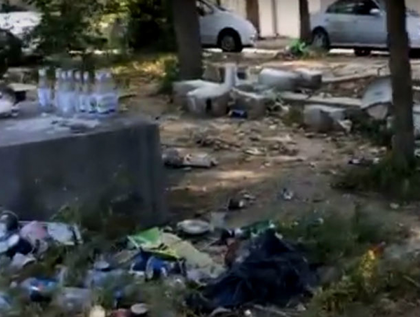 Бардак и разруха во дворе Кишинева после снесенных киосков попали на видео