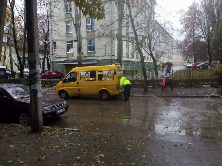 Микроавтобус Санду в Бельцах лишился номеров из-за неправильной парковки