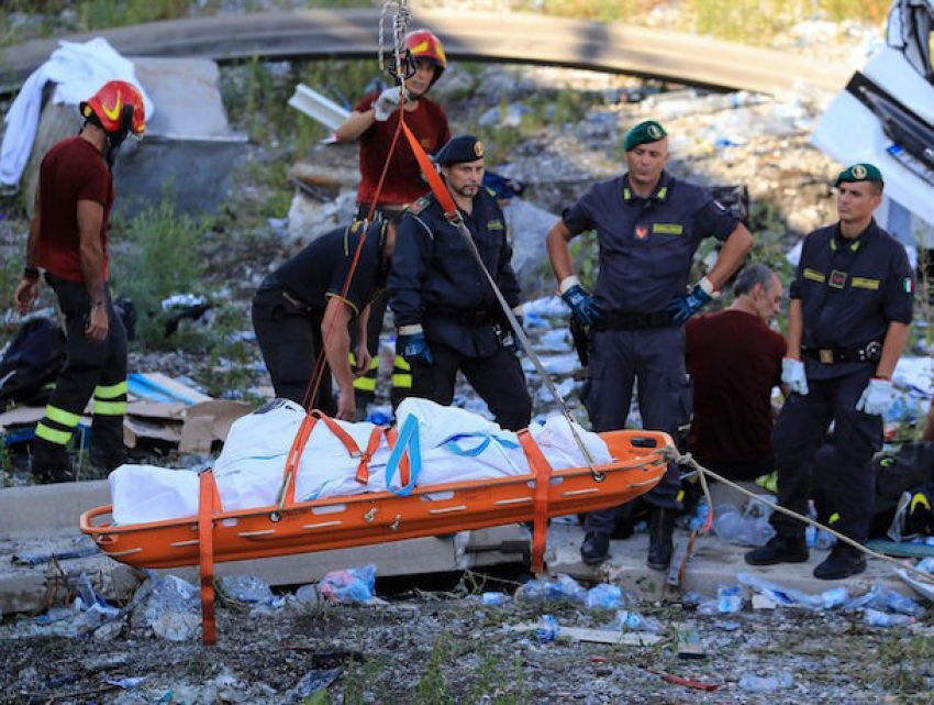 Обслуживающая рухнувший мост в Генуе компания впервые извинилась и пообещала миллионы родным погибших