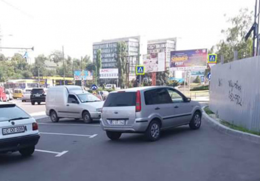 Автохам заблокировал проезд на парковке в Кишиневе
