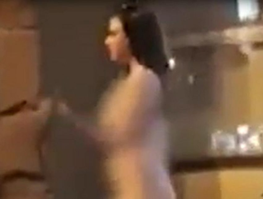 Обнаженная девушка на ведущей в Кремль улице в центре Москвы попала на видео