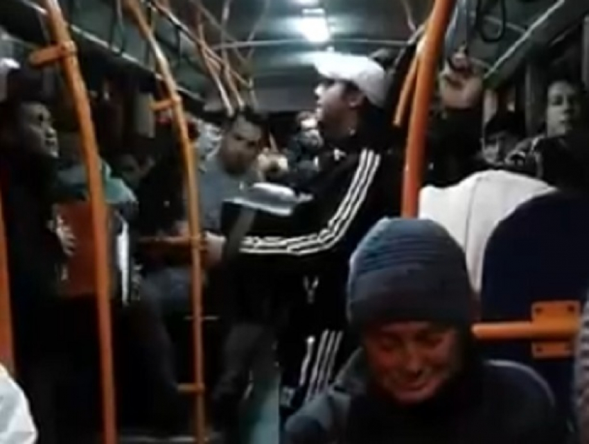 Исполняющий популярную российскую песню «гопник» в троллейбусе удивил жителей Кишинева