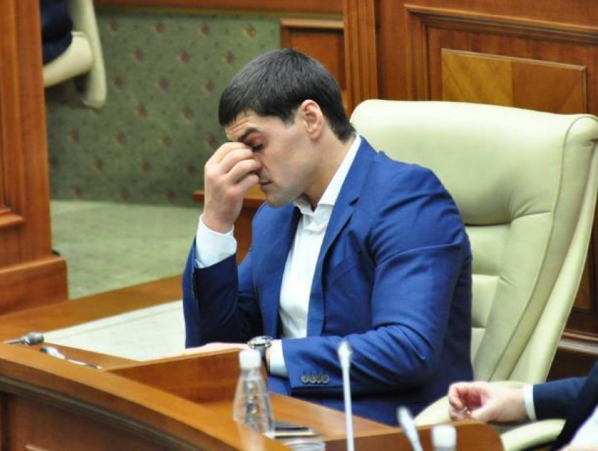 Машины с эксклюзивными номерами, дорогие подарки и полная анонимность: стало известно как отпраздновал день рождения депутат