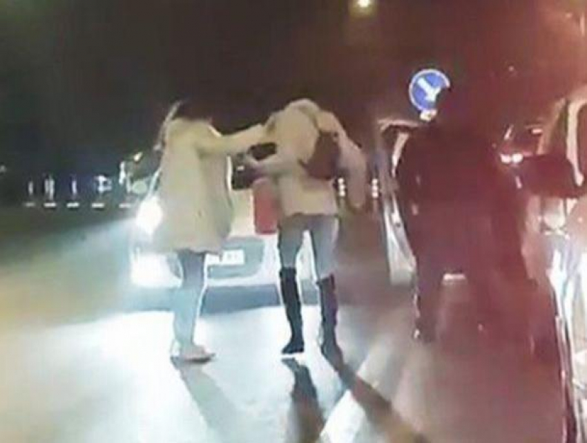 В Кишиневе водитель такси «дал леща» агрессивным девицам, которые конфликтовали посреди дороги и ударили его авто