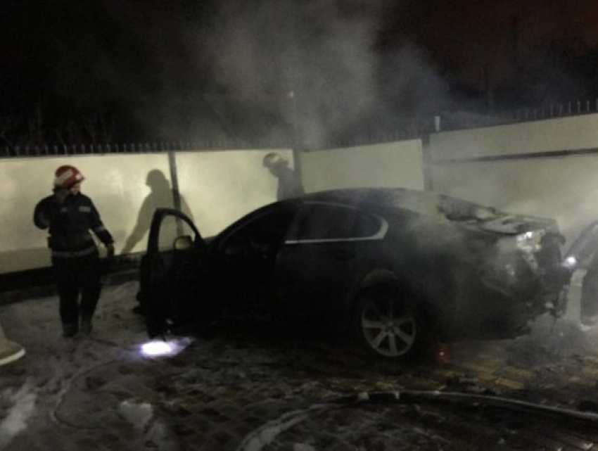 Роскошный «Ягуар» лидера националистов сожгли ночью под Одессой 