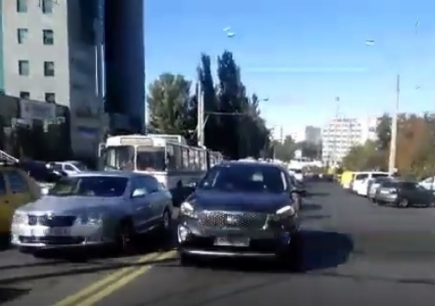 В центре Кишинева засняли колонну машин, едущих по встречке