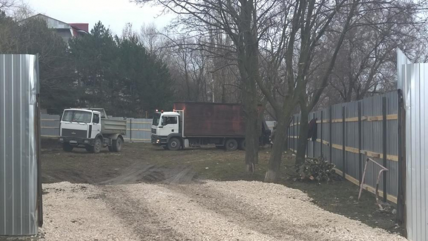 Советники-социалисты остановили незаконное строительство на Яловенской 