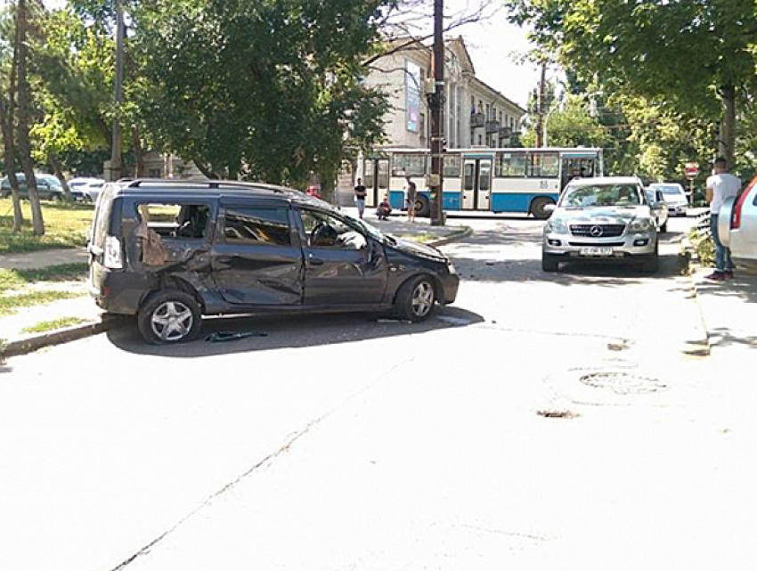 Пассажирка такси пострадала в столкновении с автобусом в Кишиневе