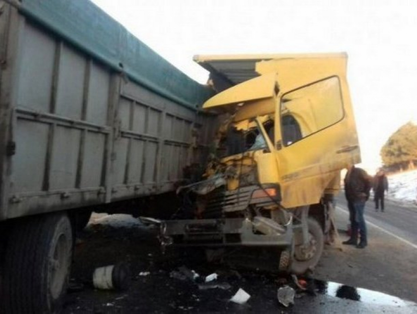 Женщина погибла и двое мужчин получили травмы в столкновении грузовиков в Оргеевском районе