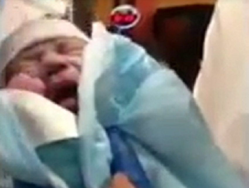Женщина родила в магазине, младенца принял мясник: необычное видео