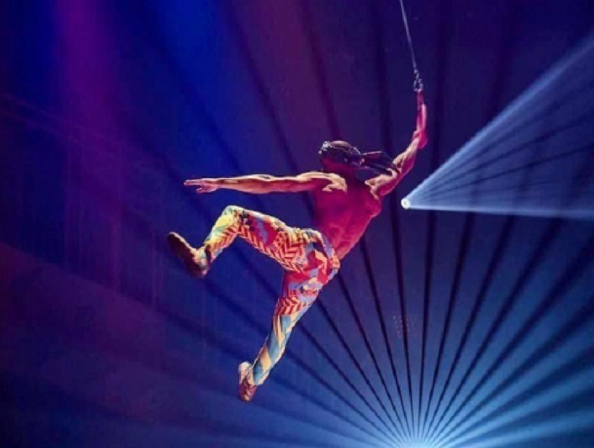 Смертельное падение акробата цирка Дю Солей произошло на глазах зрителей и попало на видео 