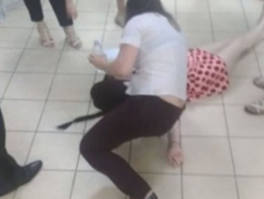 Беременная женщина дважды потеряла сознание в очереди в банке Кишинева