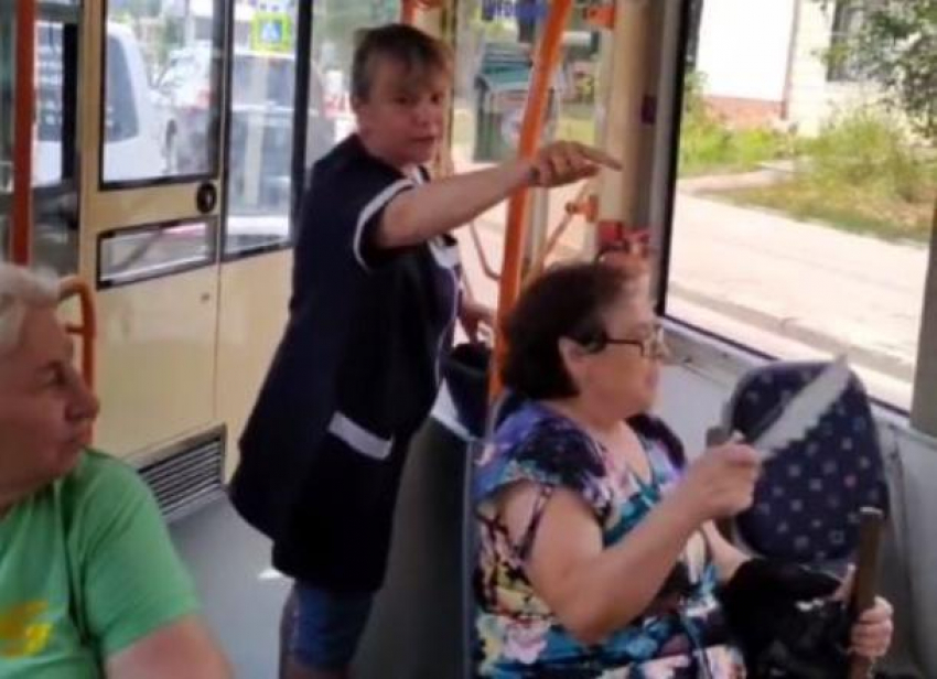 Водителя и кондуктора троллейбуса, нахамивших пассажирке с детьми, уволили