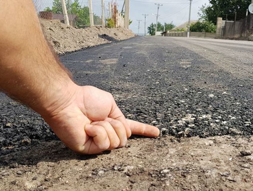 Заасфальтировали грязь: возмутительный ремонт дороги снял на видео житель Флорешт