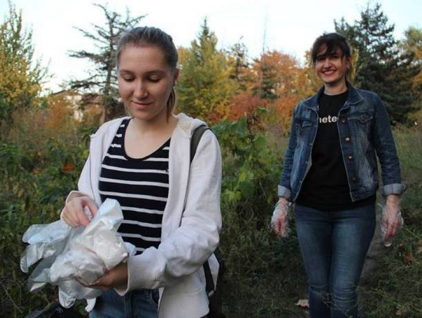 Волонтеры собрали горы мусора в парке «Долина Роз» на Ботанике
