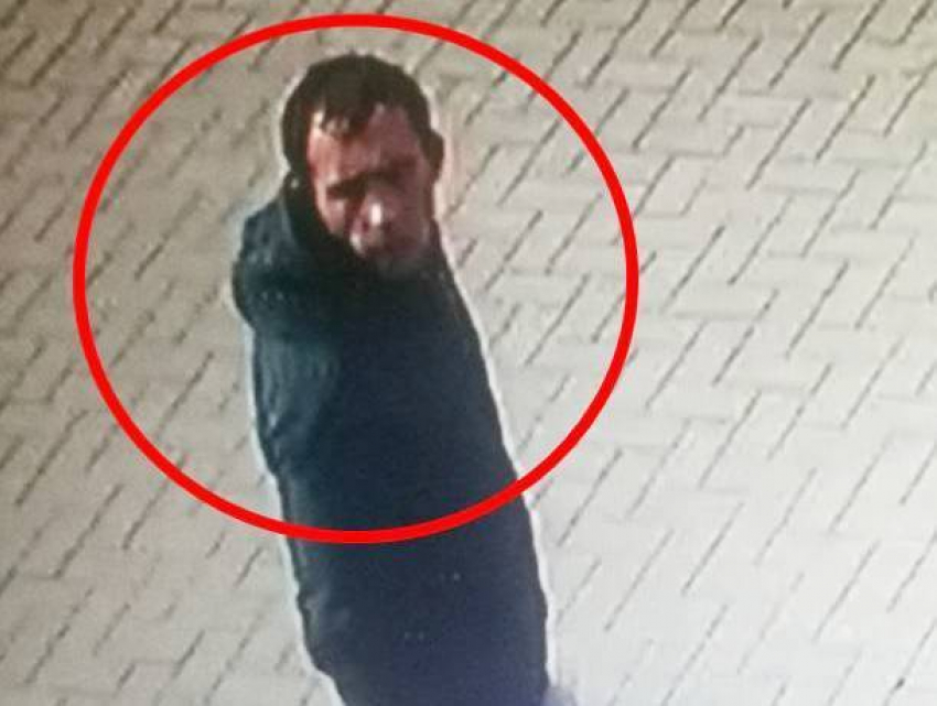 Уличный грабитель попал в объектив камеры наблюдения на Чеканах