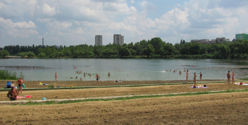 В то время как врачи предостерегают от купания в озерах Кишинева, власти вовсю готовят пляжи к сезону 