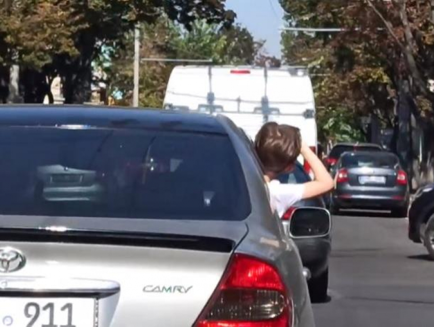 В Кишиневе ребенок высунулся из окна машины в движении, а водитель в это время говорил по телефону