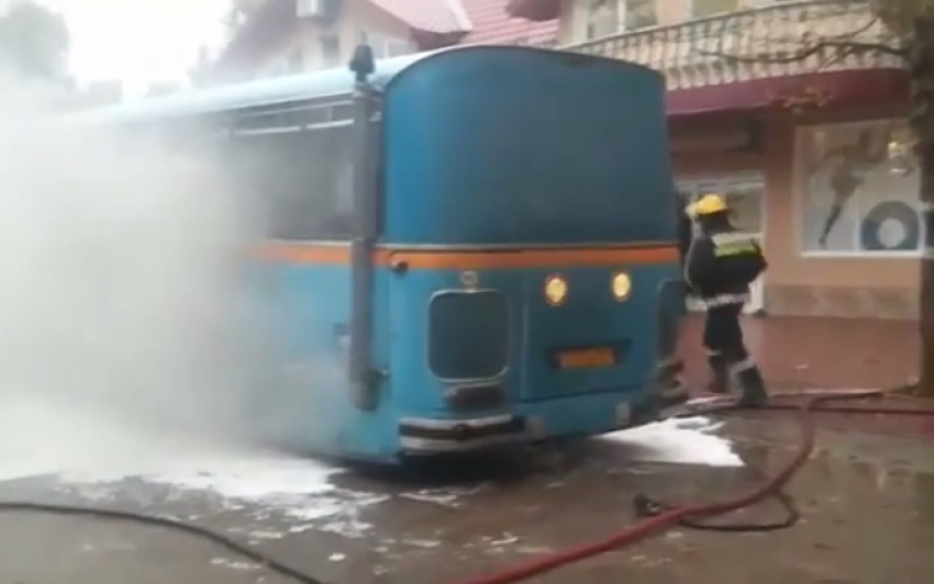 Сегодня утром в Кагуле загорелся автобус