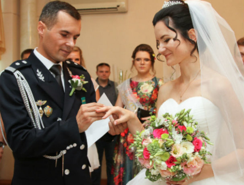 Красивые мгновения необычной свадьбы пограничника и врача в Молдове сняли на видео