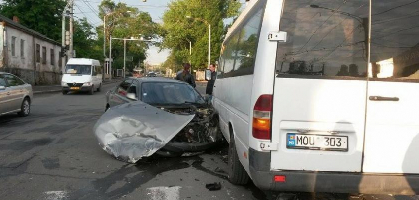 Серьезная авария с участием маршрутки произошла этим утром в центре столицы 