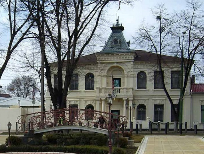 Посольство США в Молдове осталось без средств и объявило о сокращении объемов работы