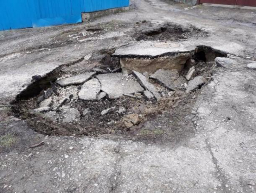 Участок дороги с ливневкой провалился под землю в Кишиневе 