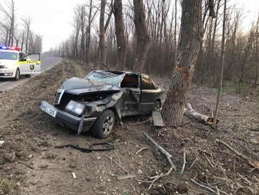 26-летний водитель уничтожил свой Mercedes под Дрокией - устал и потерял управление