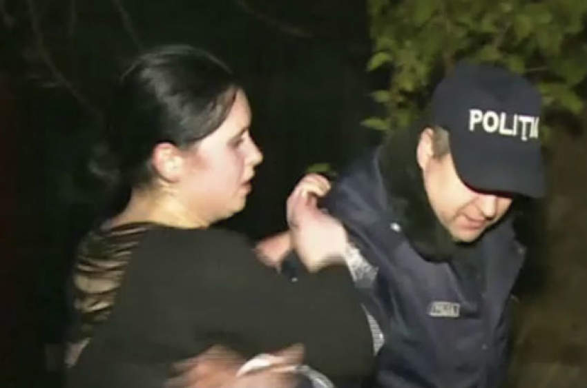 Избиение пьяной девушкой охранников на Ботанике и скандал в полиции сняли на видео