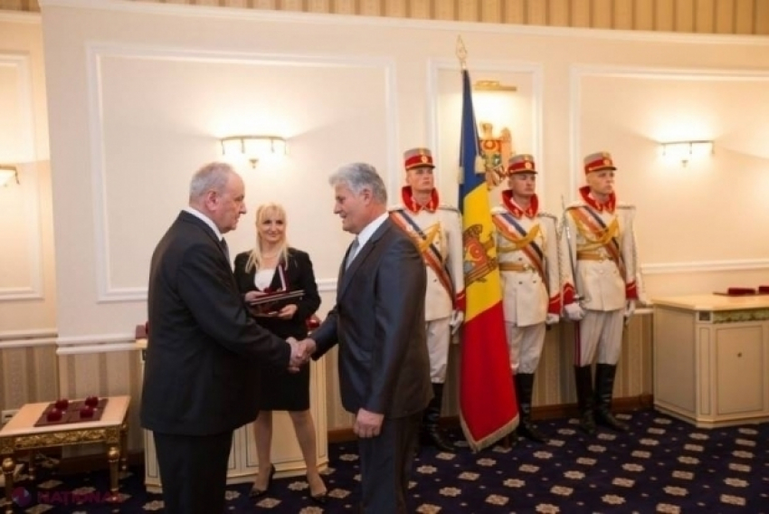 На вручении госнаград у Тимофти солдаты почетной гвардии неправильно повесили флаг Молдовы