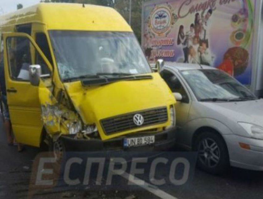Микроавтобус с гражданами Молдовы протаранил два автомобиля в Киеве