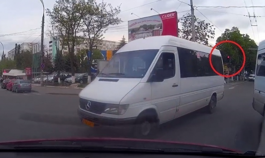 На Ботанике сразу две маршрутки создали аварийную ситуацию