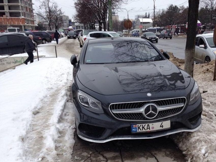 Автохам на огромном Mercedes выгнал пешеходов в Кишиневе