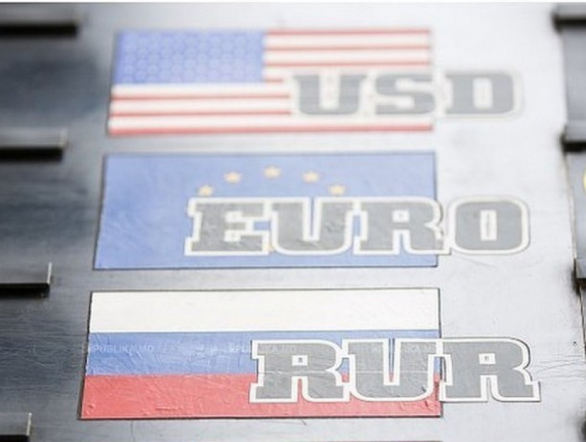 Евро и доллар продолжают дешеветь